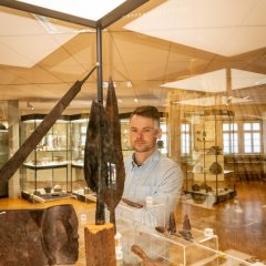 Ein Besucher im Alzeyer Museum, der sich die Ausstellung anschaut..