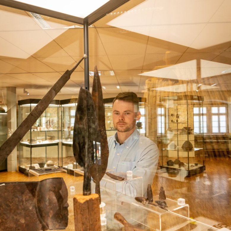 Ein Besucher im Alzeyer Museum, der sich die Ausstellung anschaut..
