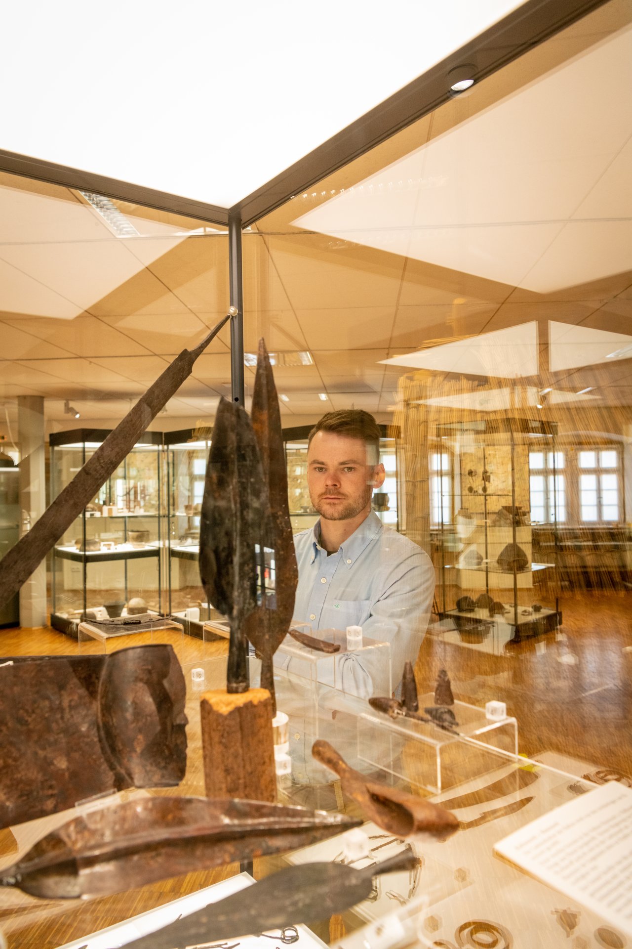 Ein Besucher im Alzeyer Museum, der sich die Ausstellung anschaut..