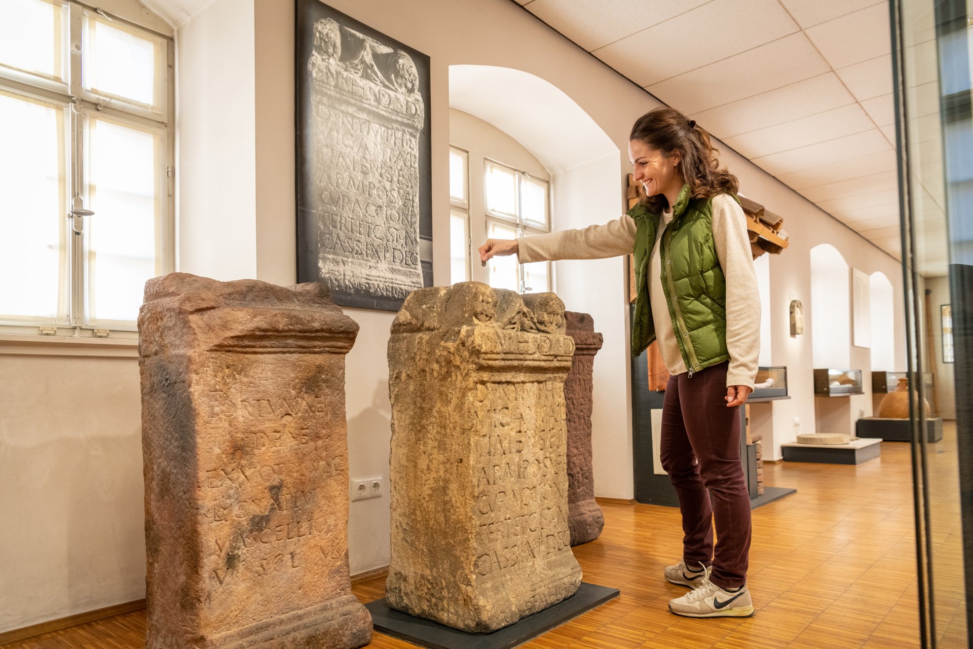 Eine Besucherin im Alzeyer Museum, die sich die Ausstellung anschaut.