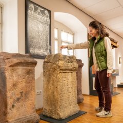 Eine Besucherin im Alzeyer Museum, die sich die Ausstellung anschaut.