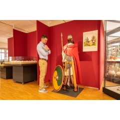 Ein Besucher im Alzeyer Museum, der sich die Ausrüstung eines Ritters anschaut.