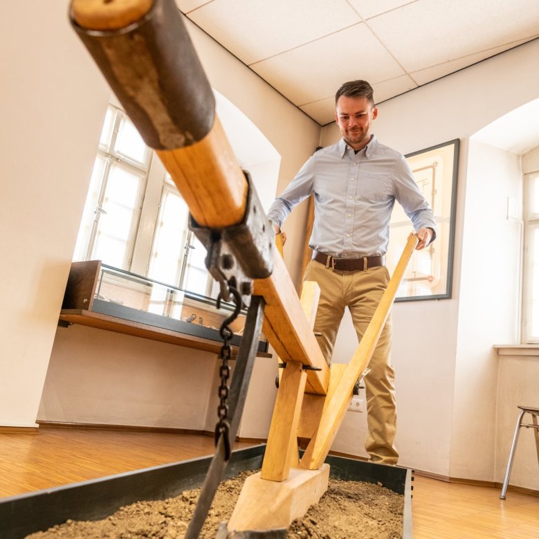 Ein Besucher im Alzeyer Museum, der sich die Ausstellung anschaut.