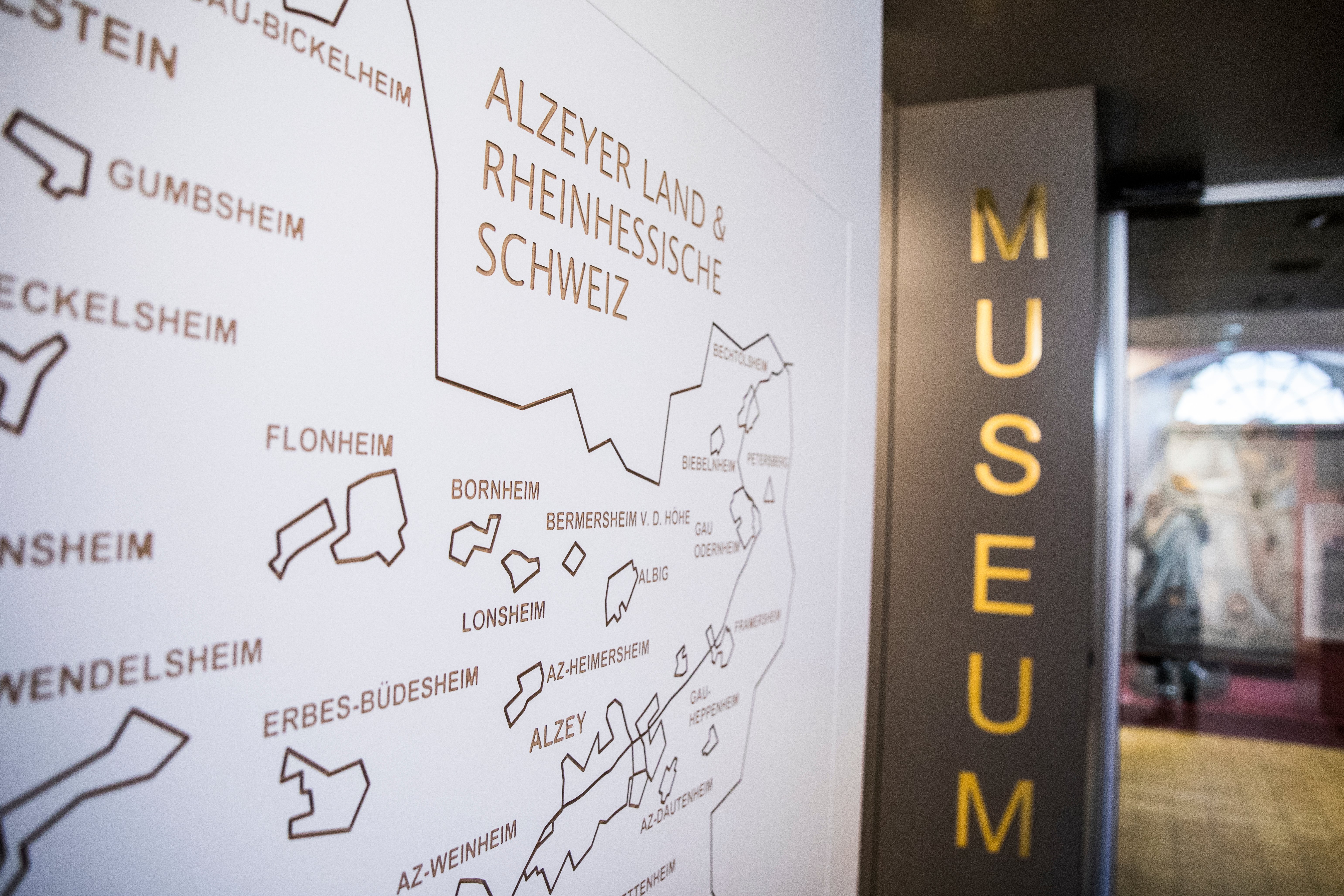 Museum mit Steinhalle Eingang ins Museum