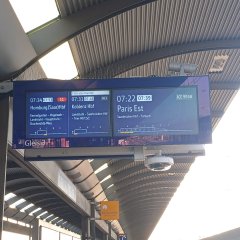 Zuganzeige, bis nach Paris.