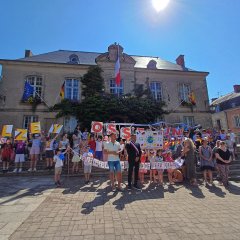 Kinder und Erwachsene, feiern Partnerschaft, mit Frankreich.