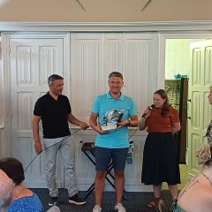 Bürgermeister kriegt ein Geschenk überreicht.
