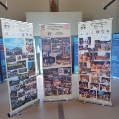 Plakate mit Bildern von Alzey und Frankreich.