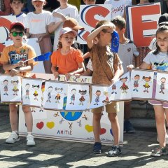 Kinder mit Schildern.