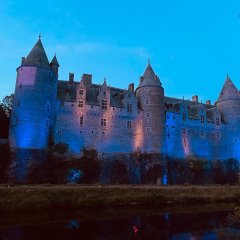Schloss von vorne. lila/blau angeleuchtet