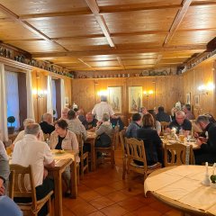 mehrere Personen essen in einem Restaurante im alten Stil