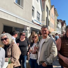 viele Personen trinken und Lachen