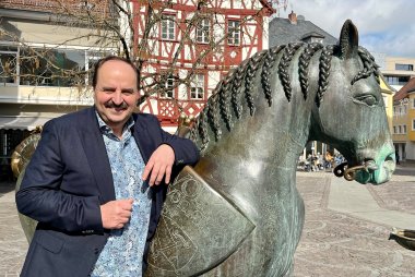 Johann Lafer am Rossmarktbrunnen in Alzey