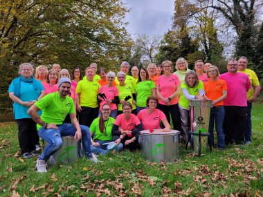 BATERIA CAIPIRINHA viele verschiedene Menschen mit bunten und knalligen Tshirts