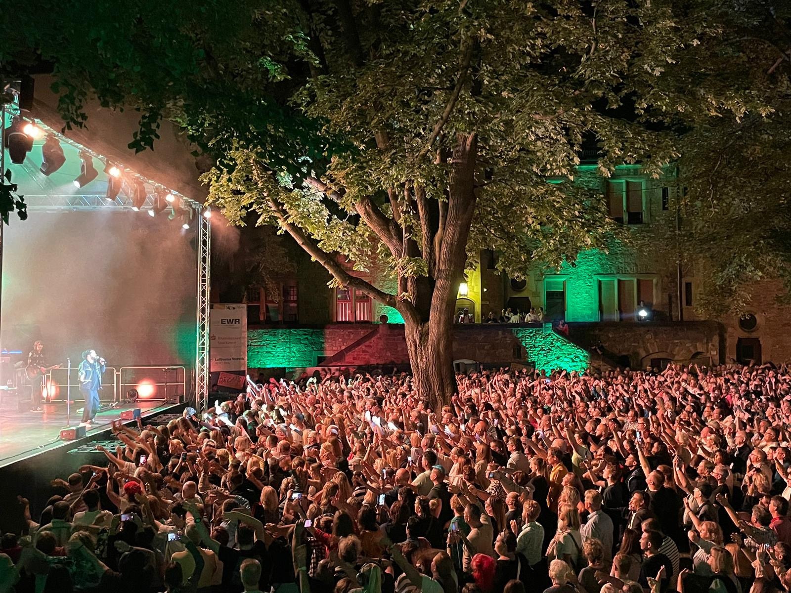 Da Capo Konzert, Bühne mit Publikum im Schlosshof