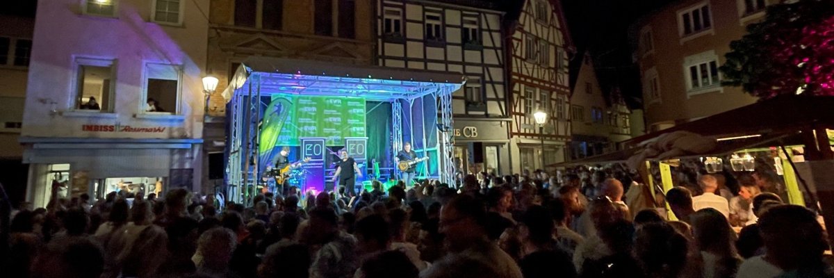 Alzeyer Johannisnacht Bühne und Publikum auf dem Rossmarkt
