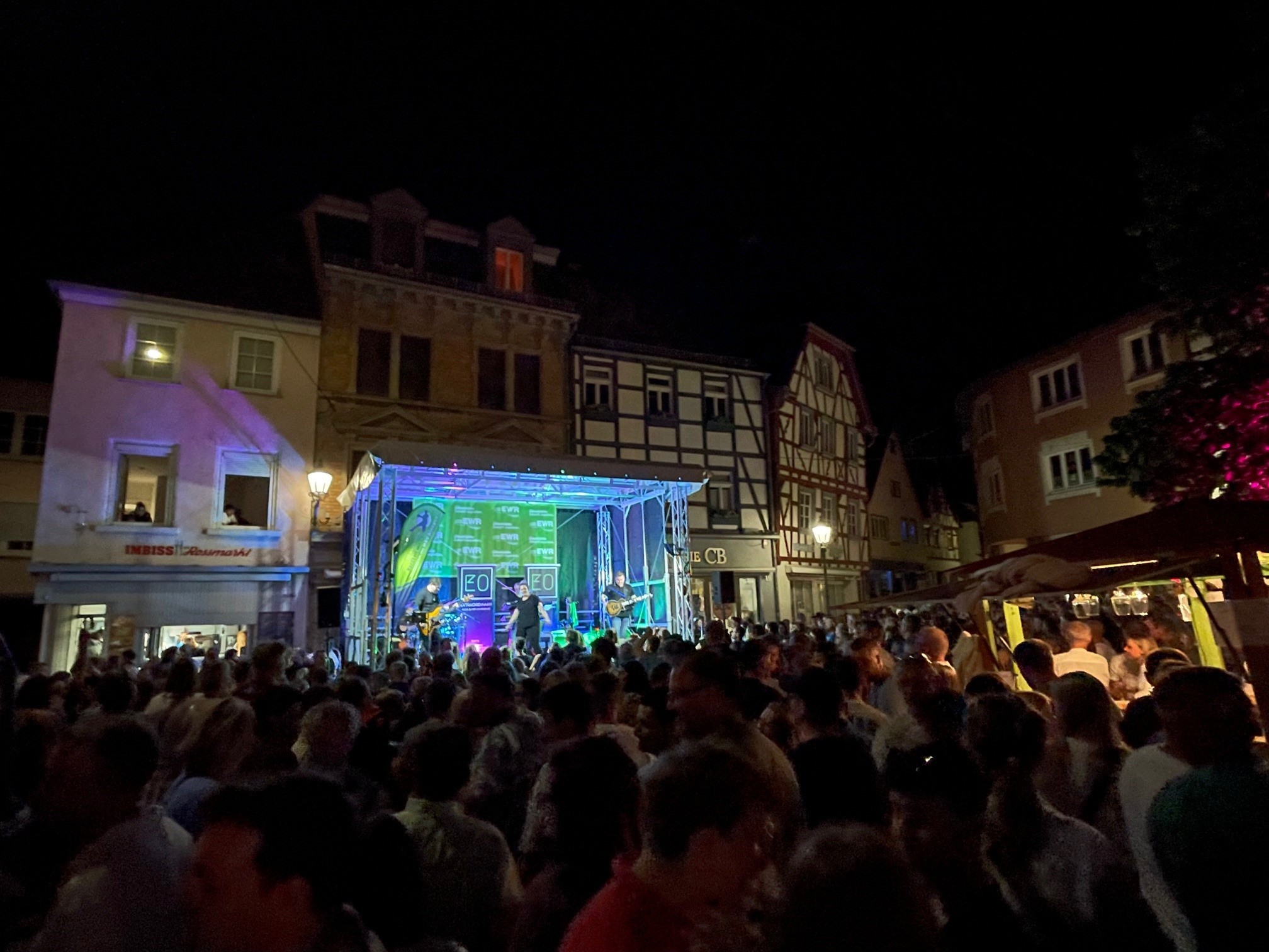 Bühne und Publikum auf dem Rossmarkt 