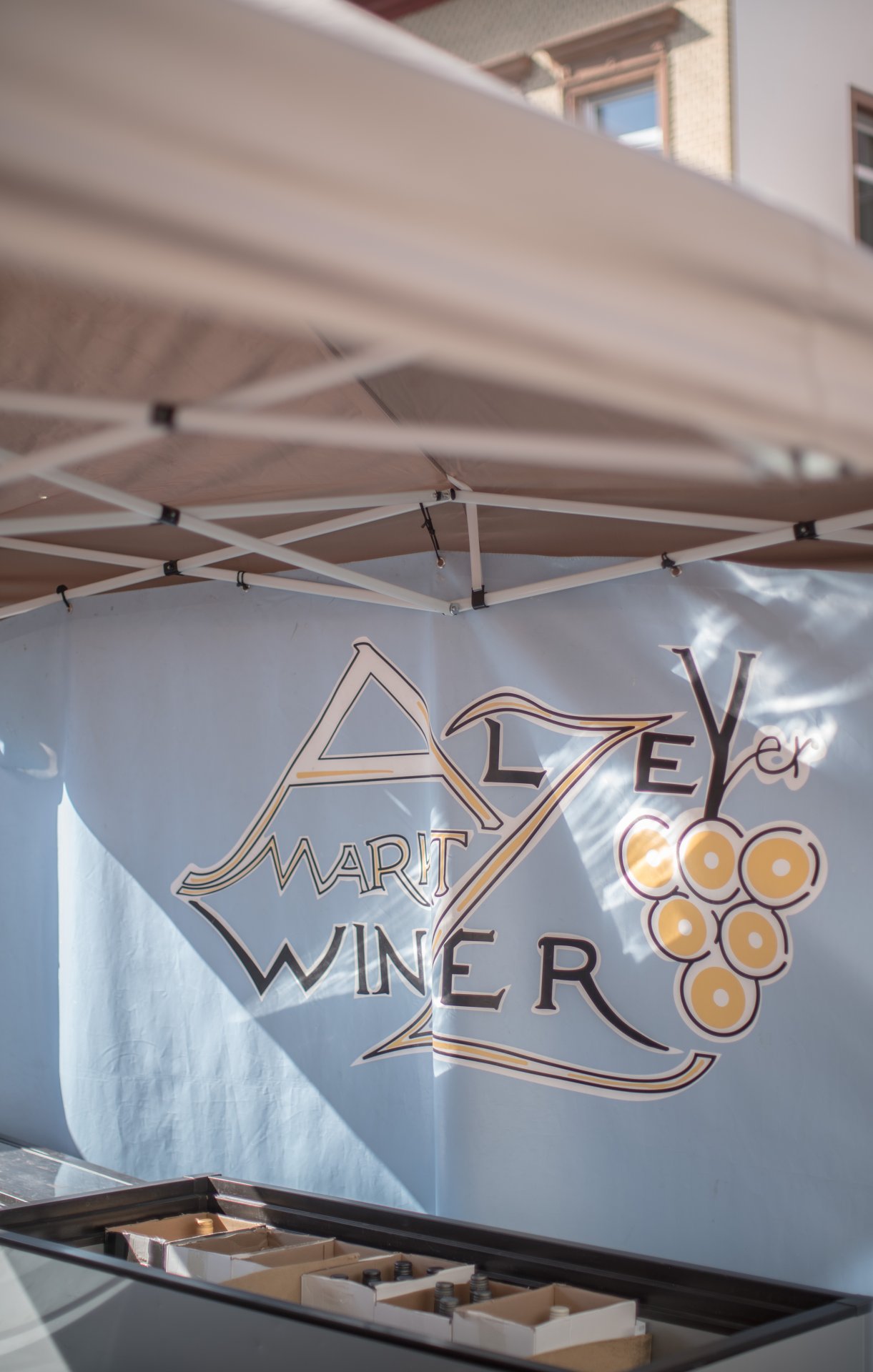 Man sieht eine Zeltwand der Alzeyer Marktwinzer