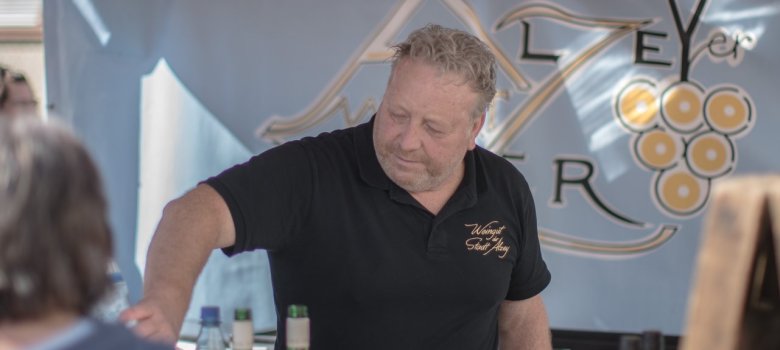 Markfrühstück auf dem Alzeyer Wochenmarkt Markfrühstück auf dem Alzeyer Wochenmarkt