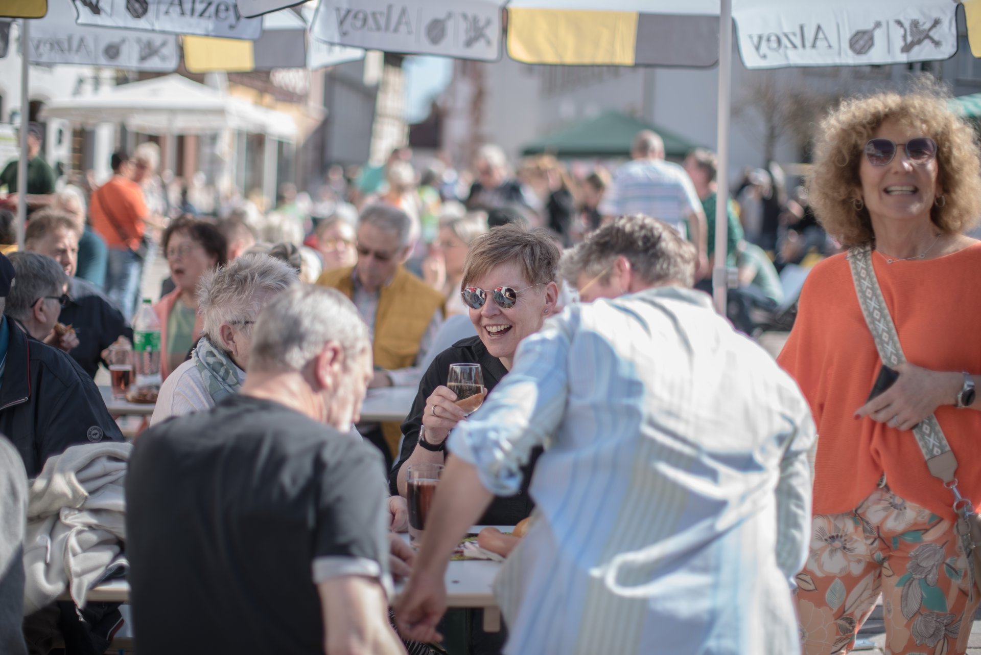 Menschen die Wein trinken.