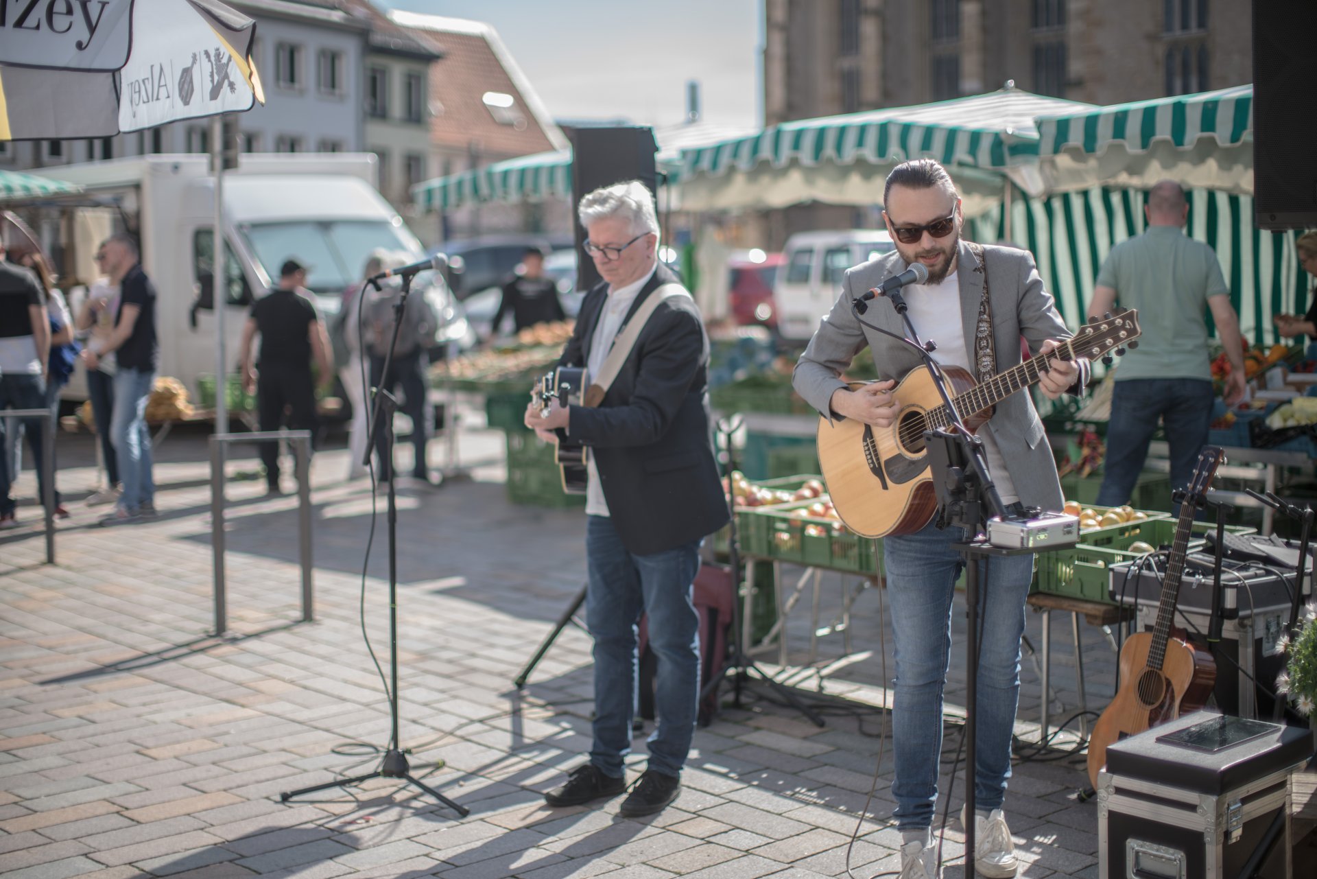 Markfrühstück auf dem Alzeyer Wochenmarkt Markfrühstück auf dem Alzeyer Wochenmarkt