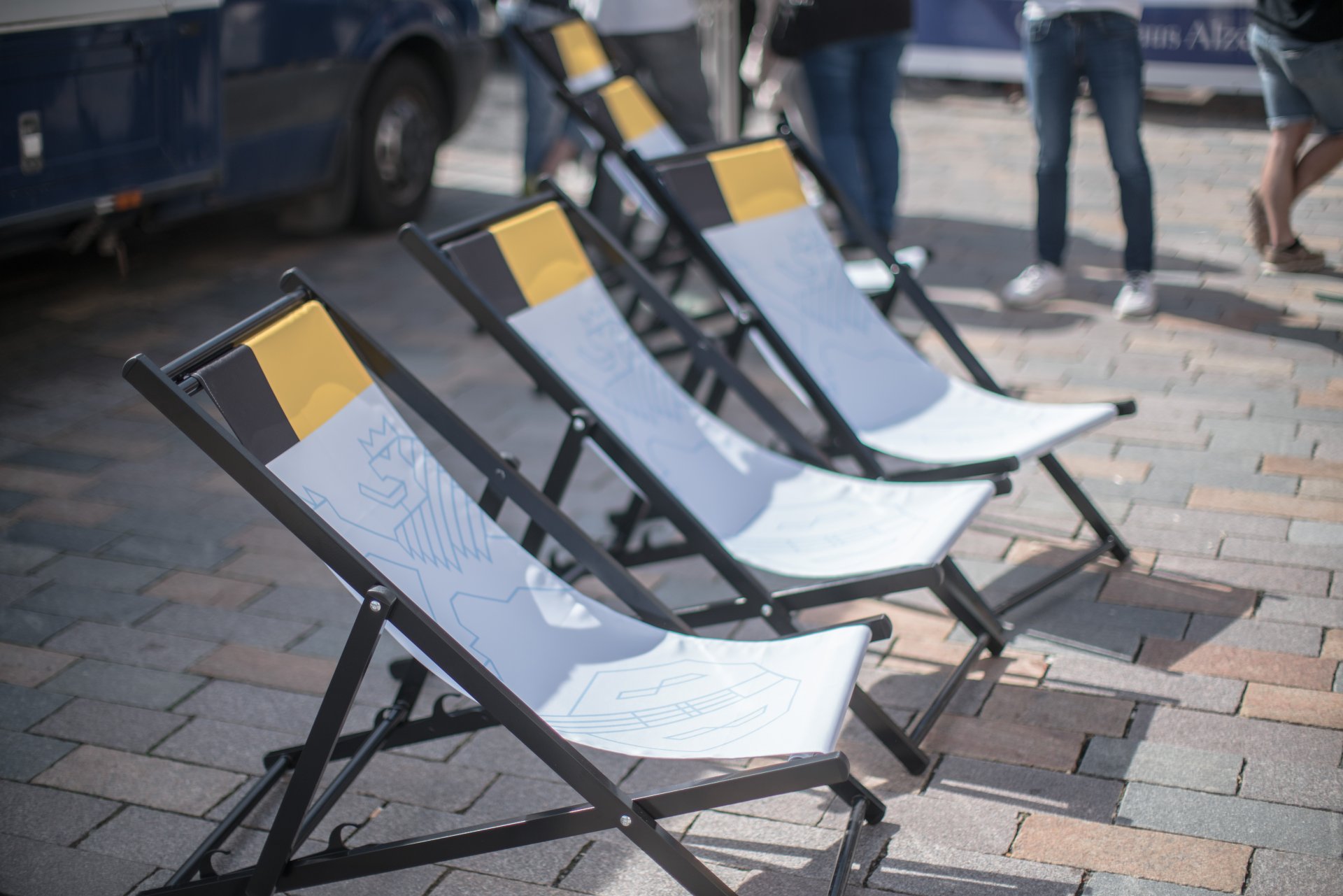 Liegestühle in Alzeyer Farben.