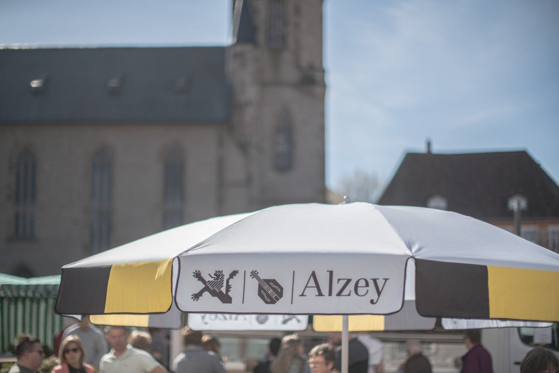 Alzeyer Sonnenschrim und Menschen beim Marktfrühstück