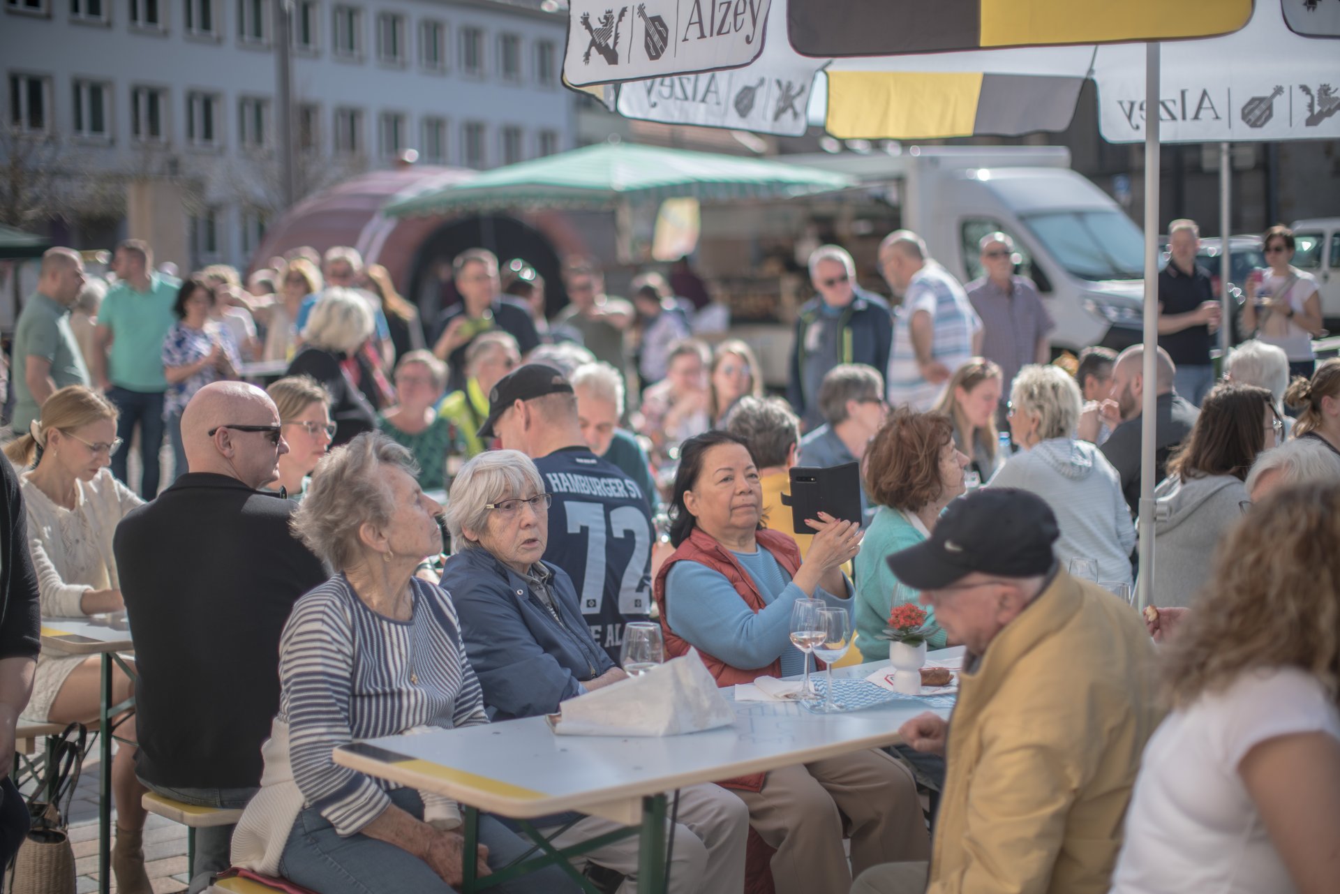 Markfrühstück auf dem Alzeyer Wochenmarkt Markfrühstück auf dem Alzeyer Wochenmarkt