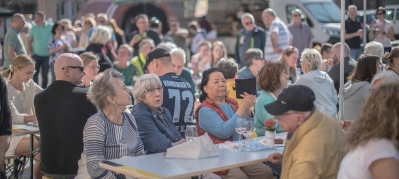 Markfrühstück auf dem Alzeyer Wochenmarkt Markfrühstück auf dem Alzeyer Wochenmarkt