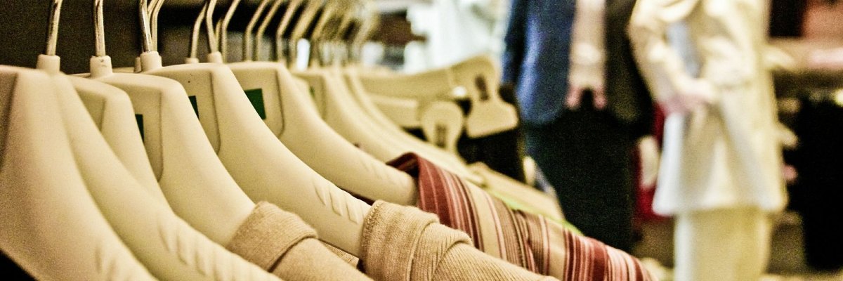 Bekleidung im Modefachgeschäft