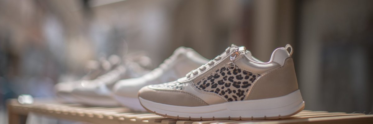 Schuhe in der Schaufensterauslage