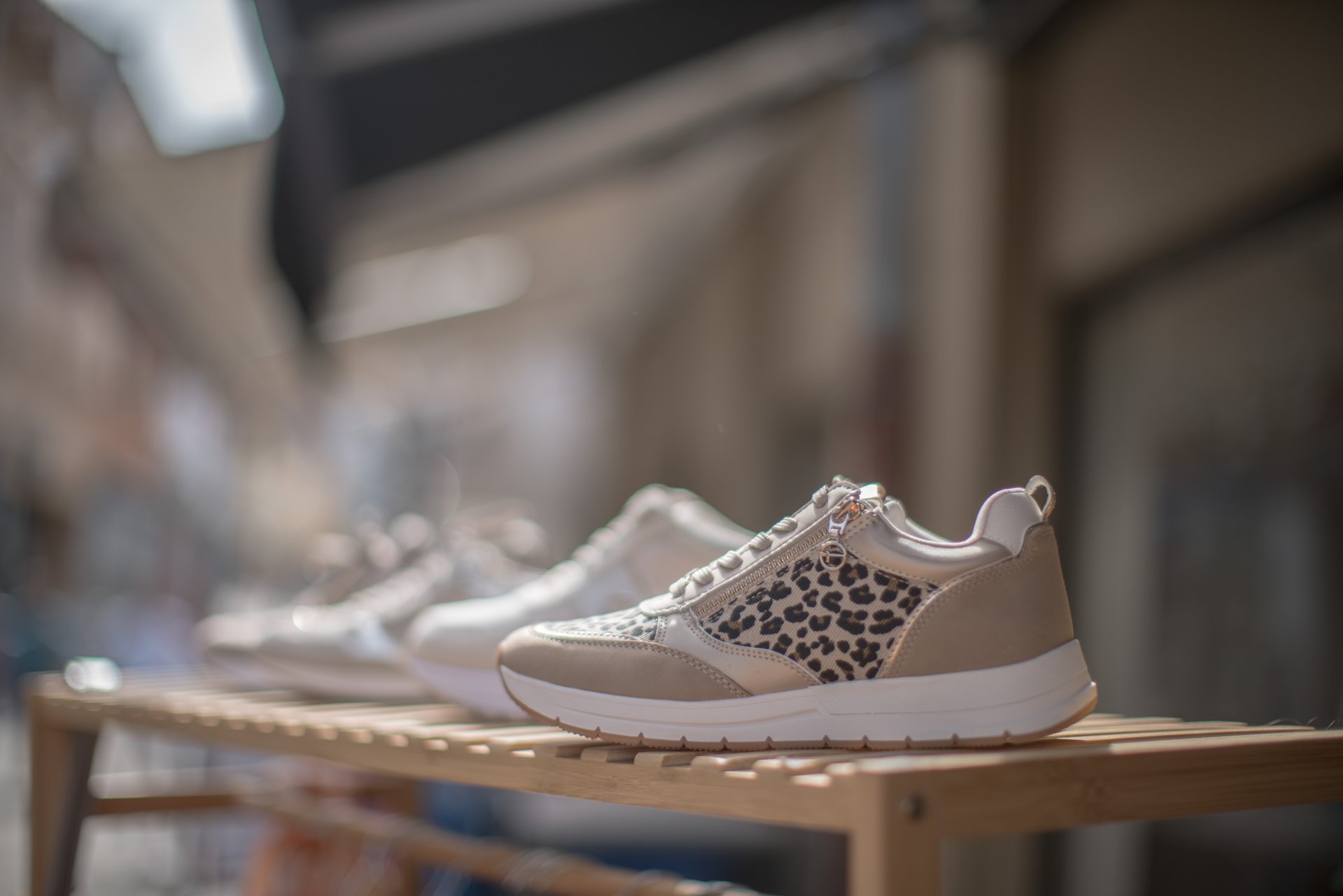 Schuhe in der Schaufensterauslage