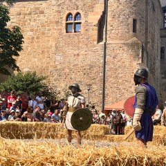 Zwei Personen in Gladiatormontur auf dem Römerfest