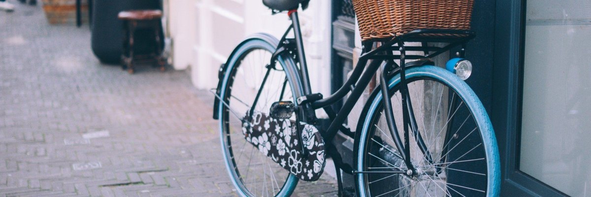 Angelehntes Fahrrad an Hauswand