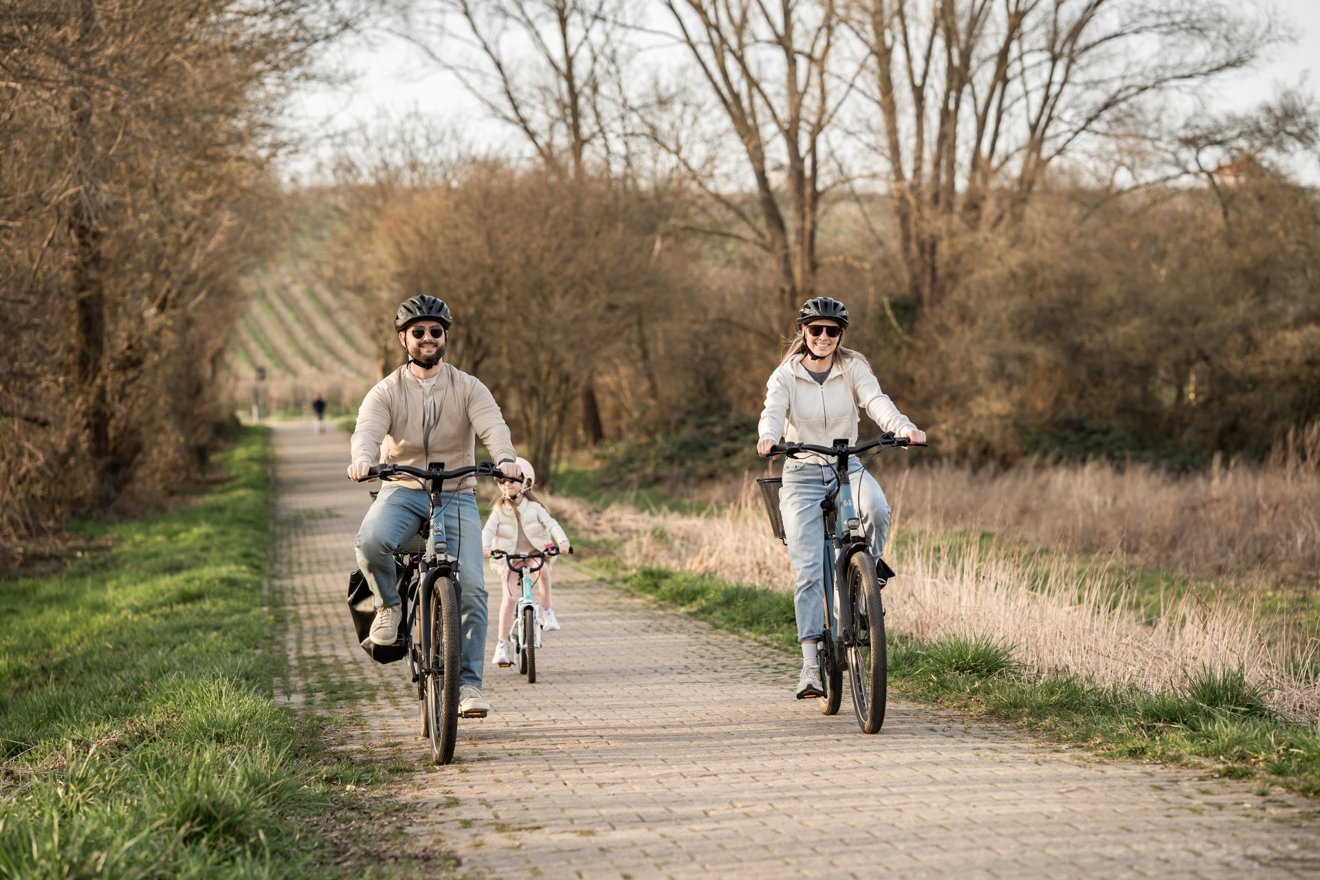 Familie die Fahrrad fährt.