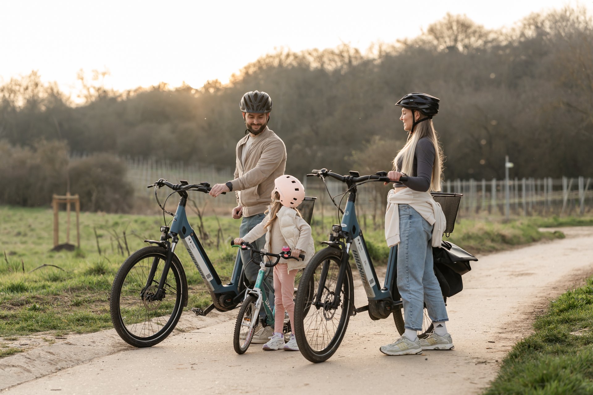 Familie mit Fahrrädern.