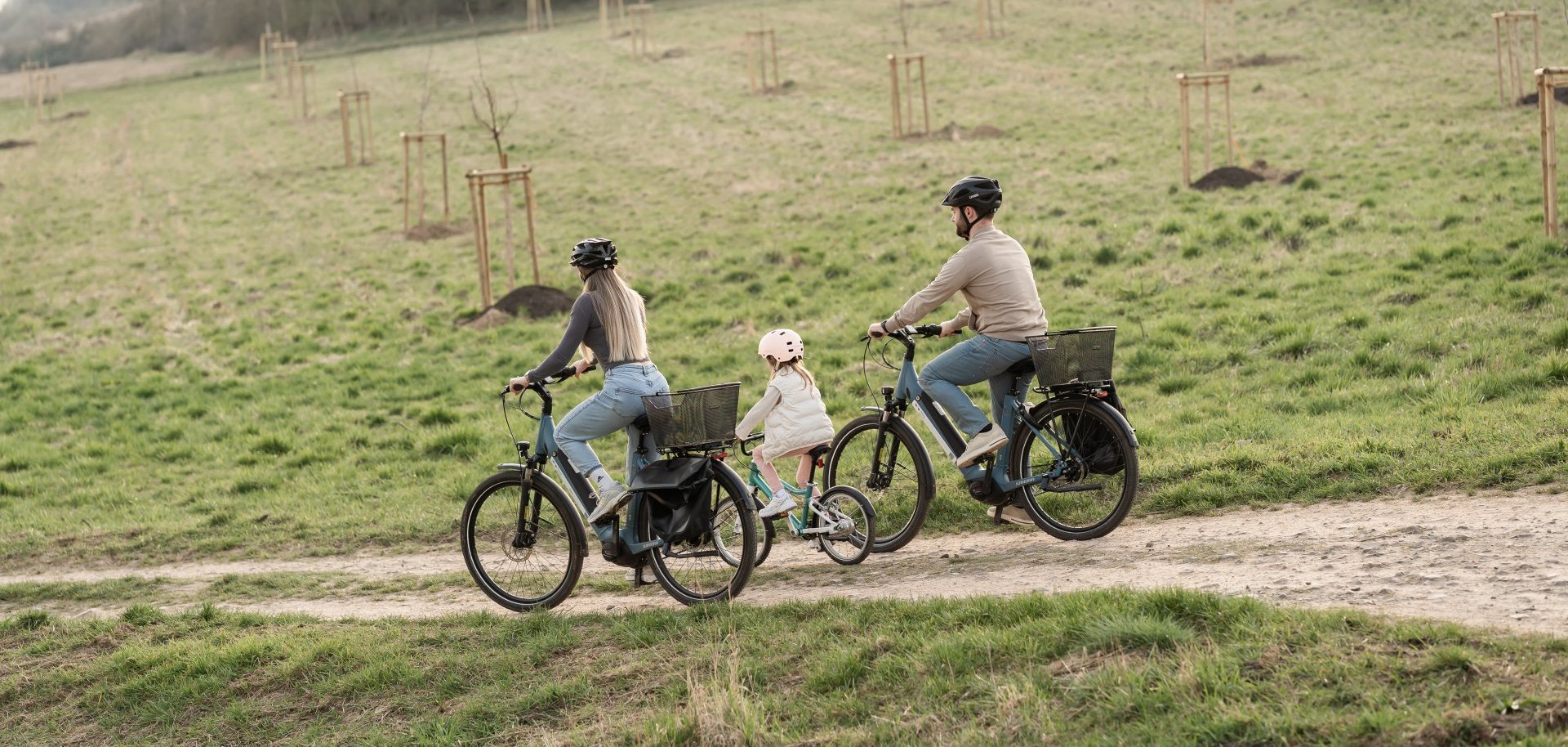 Familie die Fahrrad fährt.