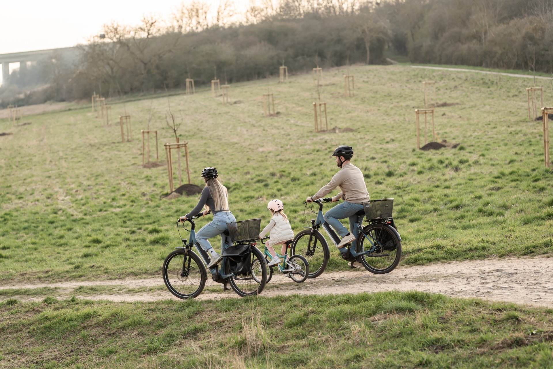 Familie die Fahrrad fährt.