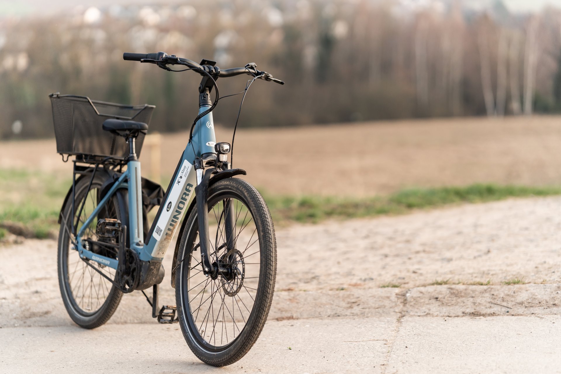 Ein Fahrrad am Feldweg.