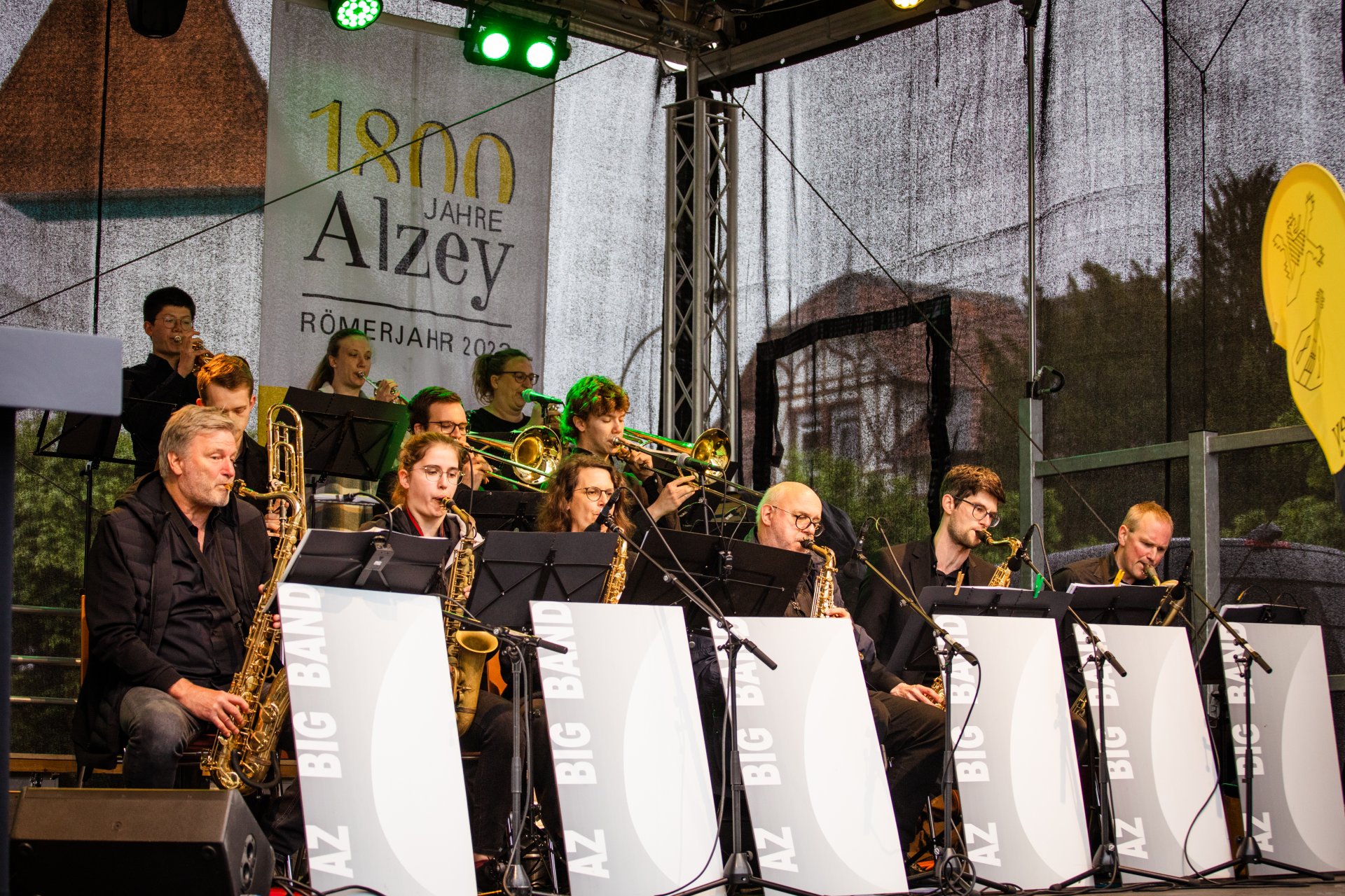 Musikgruppe mit Instrumenten auf der Bühne