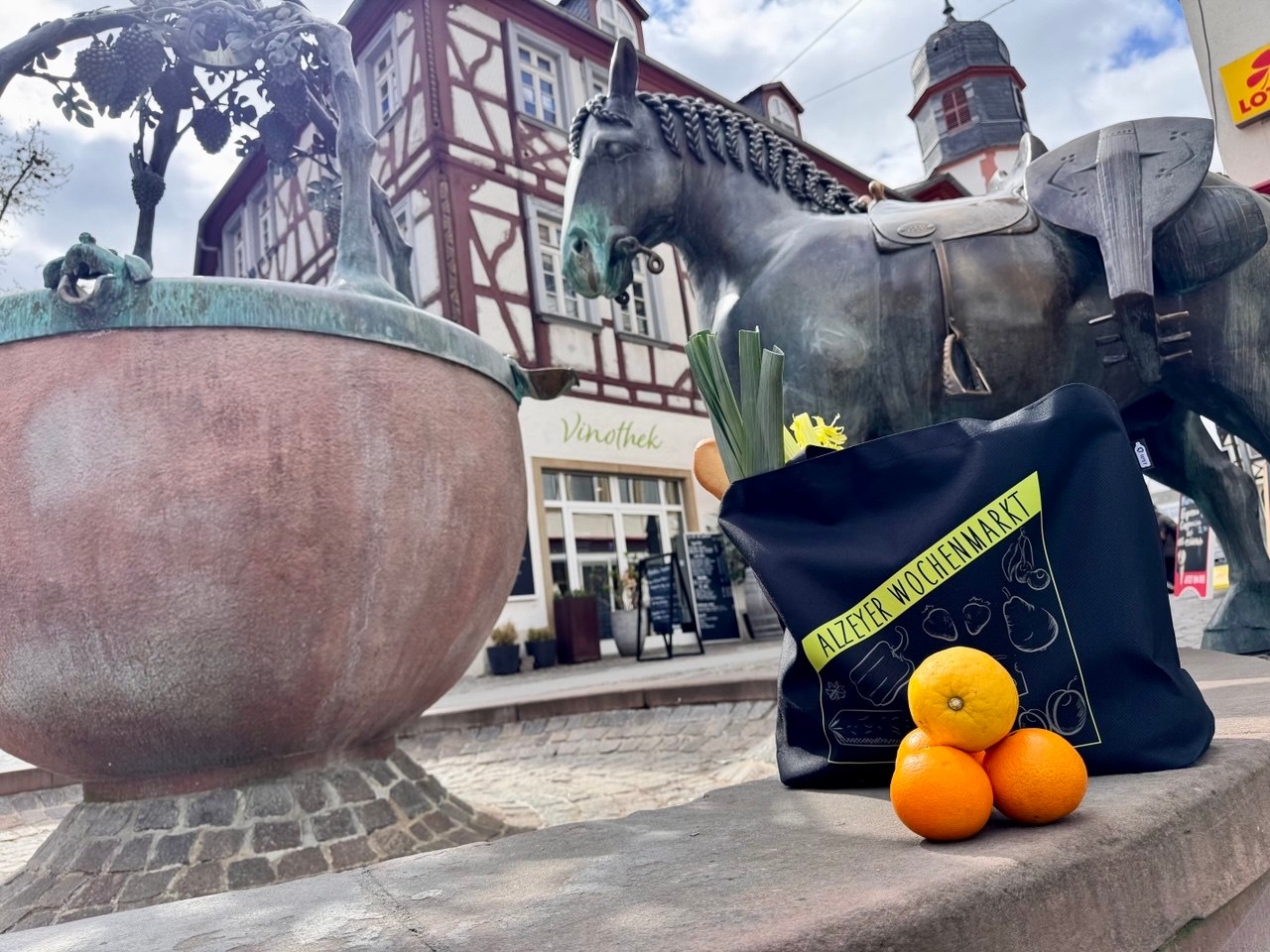 Gefüllte Alzeyer Wochenmarkt Tasche am Rossmarkt