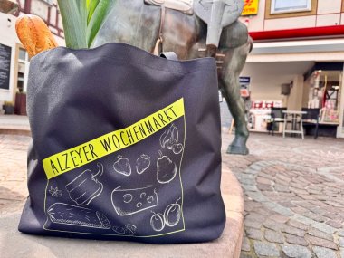 Gefüllte Alzeyer Wochenmarkt Tasche am Rossmarkt
