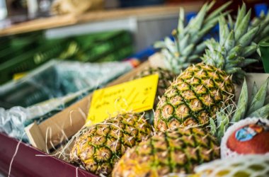 Ananas in einer Kiste