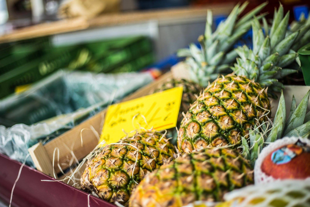 Ananas in einer Kiste