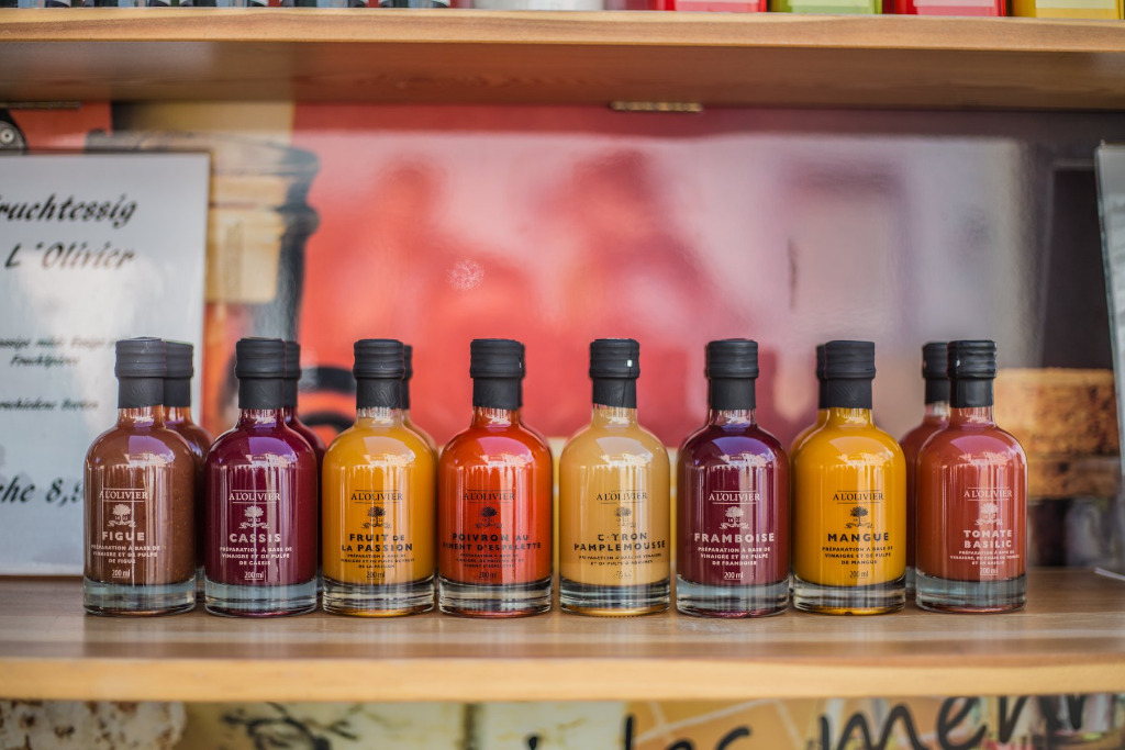 Verschiedene Essige und Öle auf dem Wochenmarkt