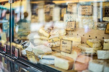 Verschiedene Käsesorten beim Käsestand auf dem Wochenmarkt