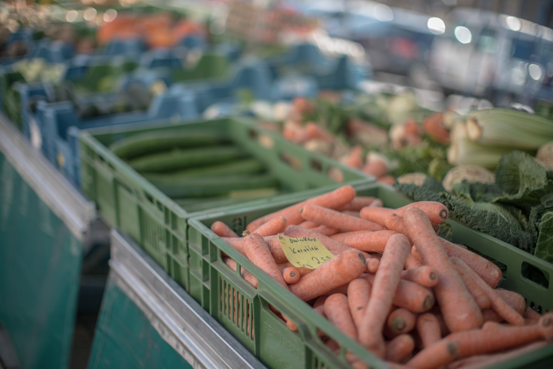 Verschieden Kisten mit Gemüse auf dem Alzeyer Wochenmarkt