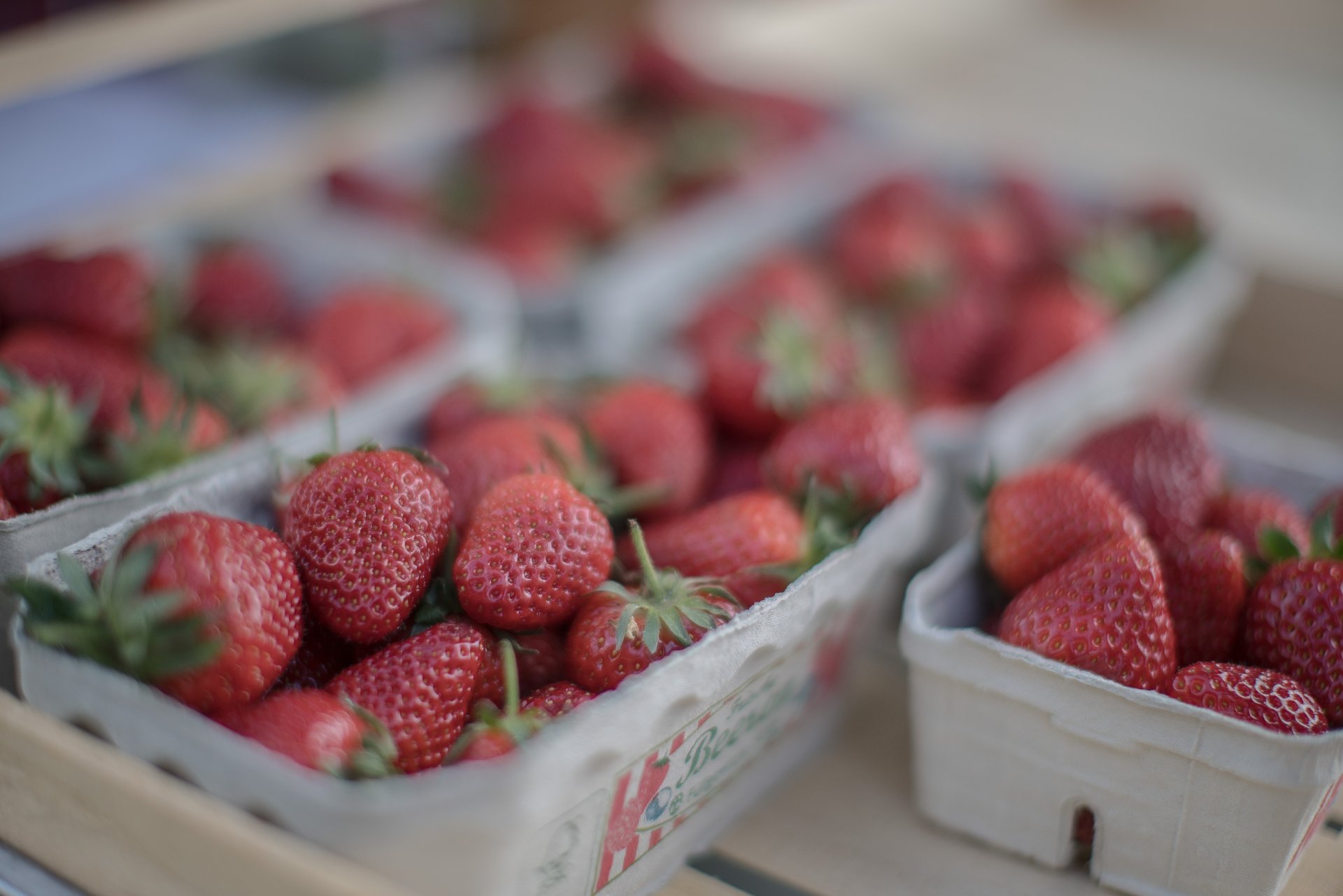 5 Pappboxen mit Erdbeeren.