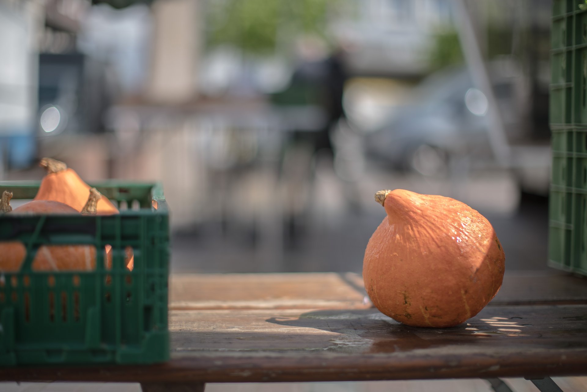 Man sieht eine Verkaufskiste mit Kürbis.