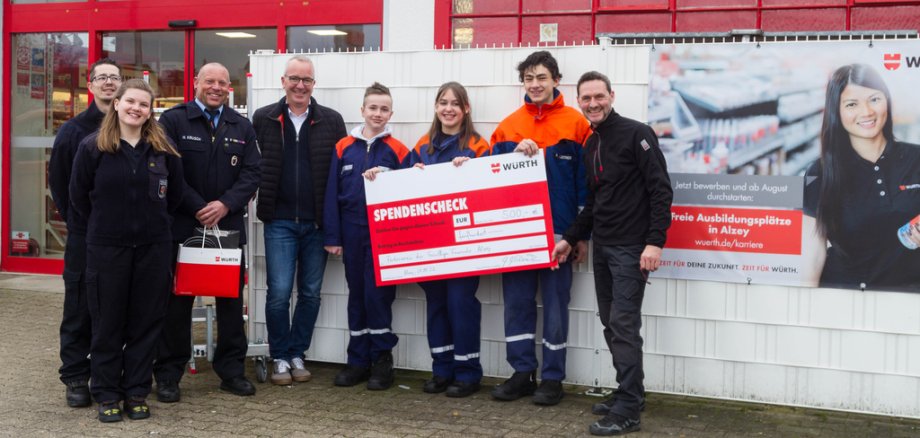 Marcus Mühlenbeck und Markus Mottausch von der Firma Würth in Alzey überreichen den Mitgliedern der Jugendfeuerwehr Alzey eine Geldspende in Höhe von 500 Euro. Foto (v.l.n.r.): Erik Rinnus, Franziska Mowitz, Marcel Krusch, Marcus Mühlenbeck, Niljan Gisbert, Lilian Sophie Frangel, Philipp Leitner, Markus Mottausch Spende der Firma Würth